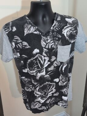 Seven Souls New York | Men's Black & Gray Floral V-Neck Pocket Tee